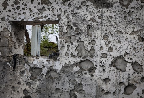 Poškodovan zid po napadih na Kabul