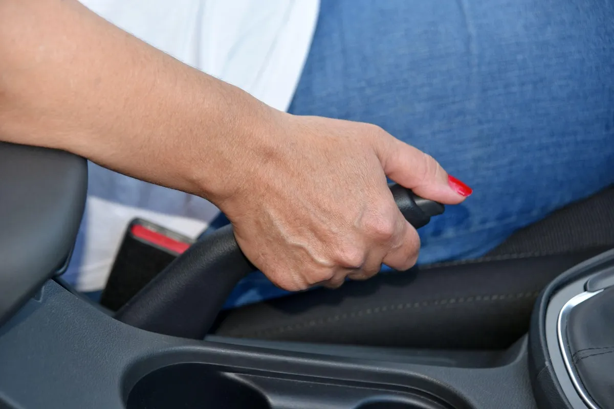 Povleči ročno zavoro pri parkiranju ali ne?