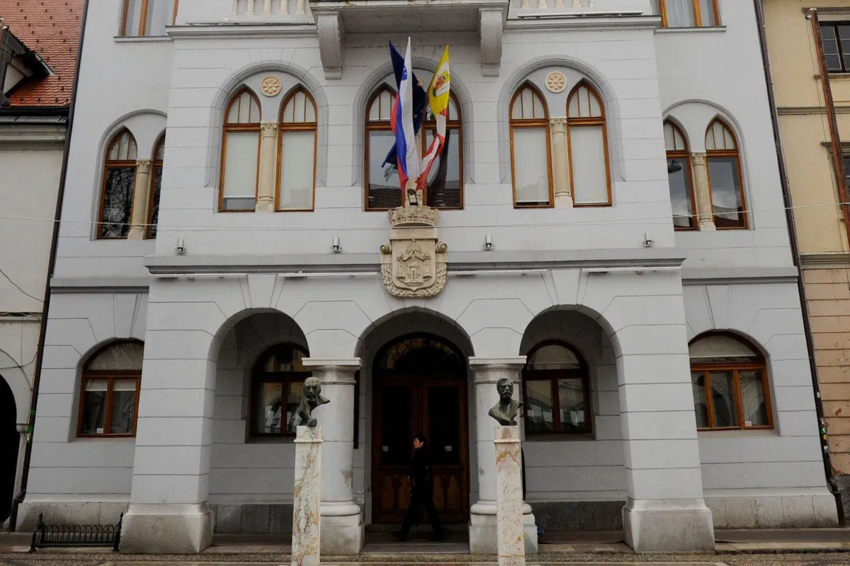 V Novem mestu več primerov nasilja med mladoletniki, občina tožilstvo poziva k ukrepom