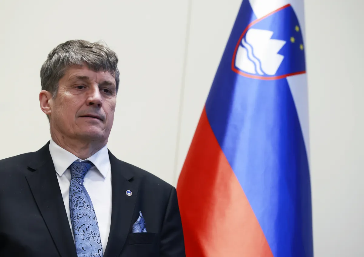 Obrambni minister Sajovic: "Veleizdaja" zahteva odločen odziv