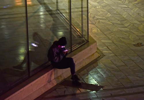 Najstnica na telefonu ponoči