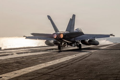 Ameriško lovsko letalo F/A-18F Super Hornet vzleta z letalonosilke USS Abraham Lincoln