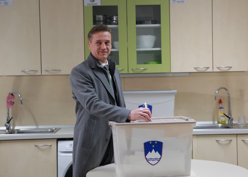 Robert Golob voli na volišču med državnozborskimi volitvami