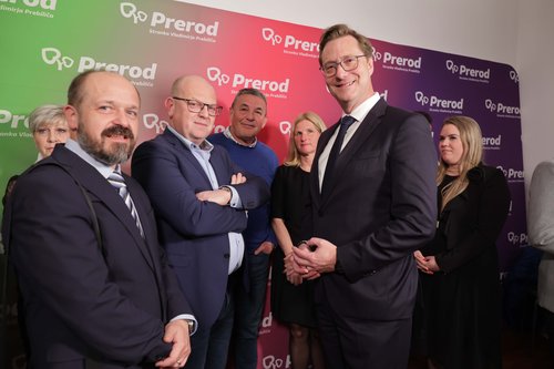 Slovenija, Ljubljana, 22.03.2026, 22. marec 2026Člani stranke Prerod čakajo na rezultate državnozborskih volitev. volilna skrinjica, listek, politika Vladimir PrebiličFoto:Gorazd Kavčič/F.A.bobo