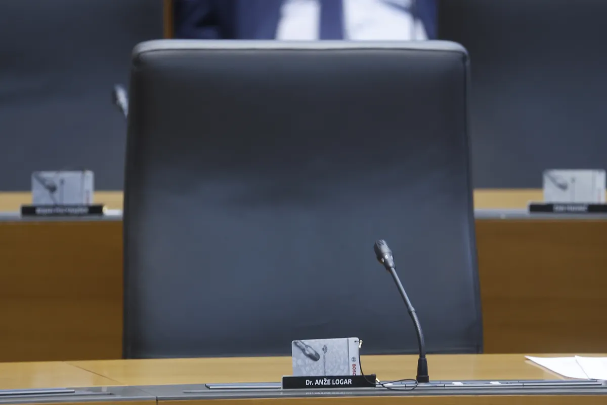 Ostajajo pred vrati parlamenta: Logar, Irgl, Klakočar Zupančič, Hoivik, Tašner Vatovec ...