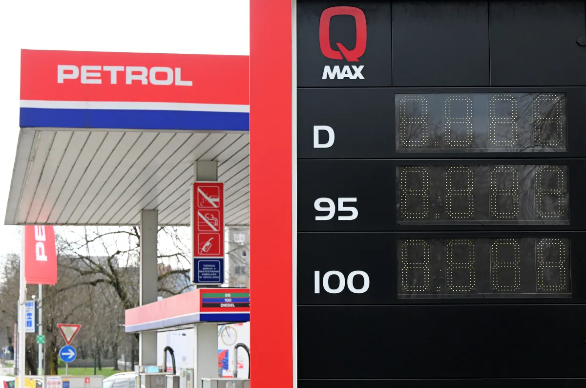 Petrol na avtocestah še nekoliko dvignil cene goriva