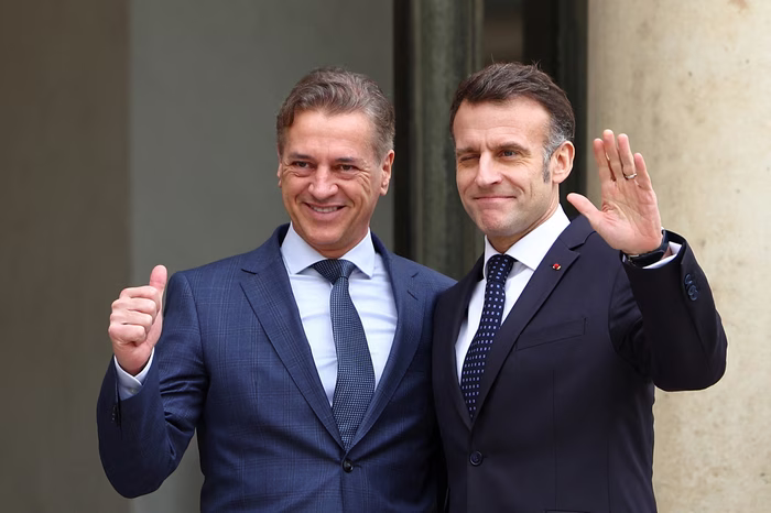 Macron čestital Golobu v slovenščini, v angleščini mu je odgovoril Janša