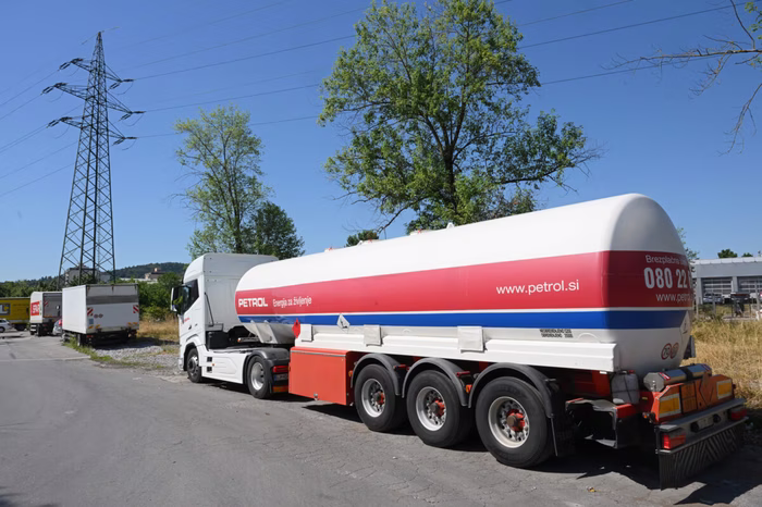 Petrol: Imeli smo težave, ker so bili vozniki SV na voljo samo do treh. SV: Vozijo od danes, na razpolago so 24 ur