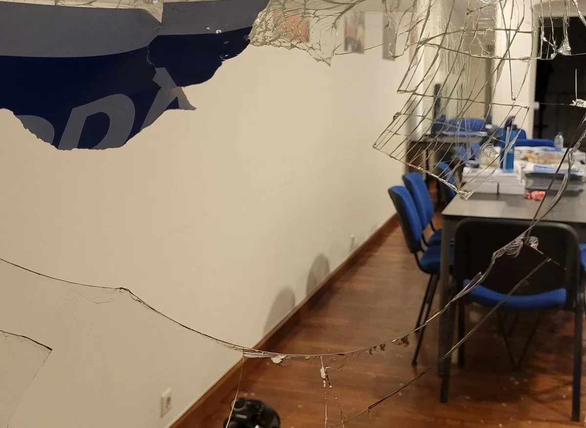 Neznanci v Mariboru razbili steklo pisarne Gibanja Svoboda