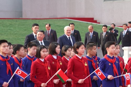 Aleksander Lukašenko v Severni Koreji pri Kim Džong Unu