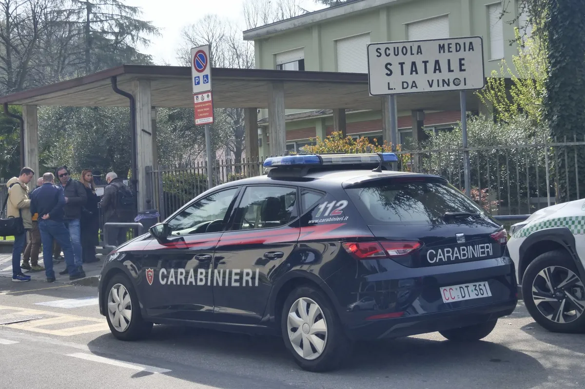 V Italiji 13-letni učenec pred šolo zabodel učiteljico