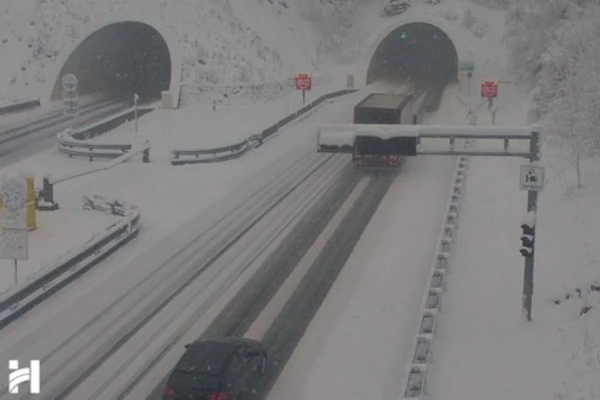 Orkanski veter in močno sneženje ohromila Hrvaško, ponekod izdali rdeče opozorilo