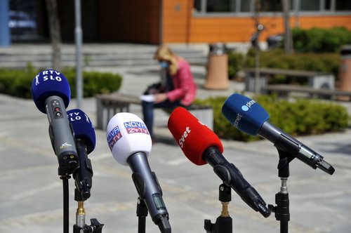 Mediji, mikrofoni, medijski razpis