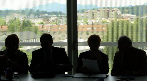 ILUSTRACIJA uradniki, javni sektor