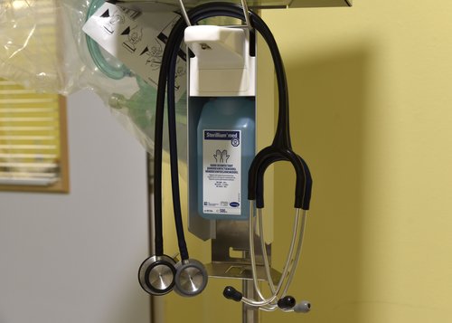 covid-19, stetoskop, zdravniki