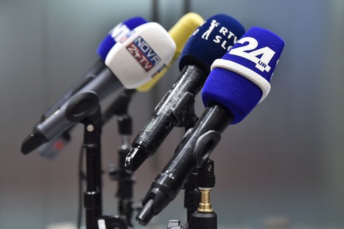 Mikrofoni mediji parlament