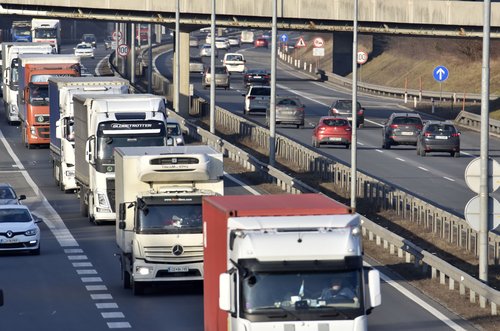 Avtocestni promet tovornjaki osebna vozila