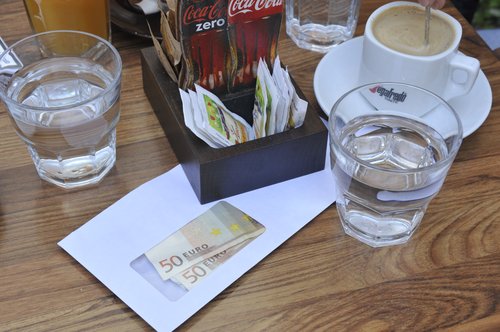 ILUSTRACIJA DENAR KORUPCIJA BANKOVCI EURO KUVERTA