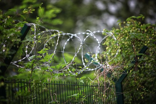 Ograja na meji s Hrvako