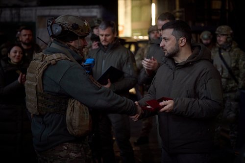Zelenski obiskal in nagradil ukrajinske vojake na vzhodni fronti