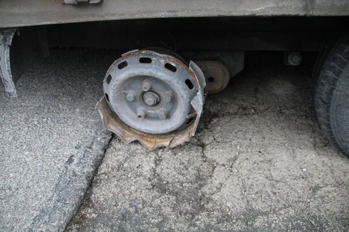 Priklopno vozilo brez pnevmatike