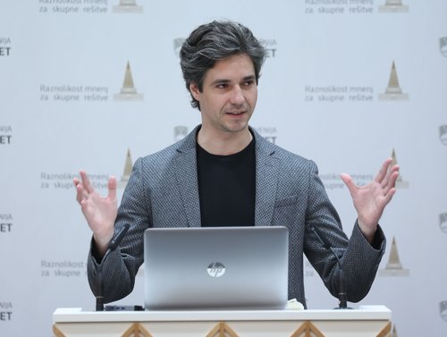 Posvet,Stop prekarnosti,dostojno delo,luka mesec,državni svet