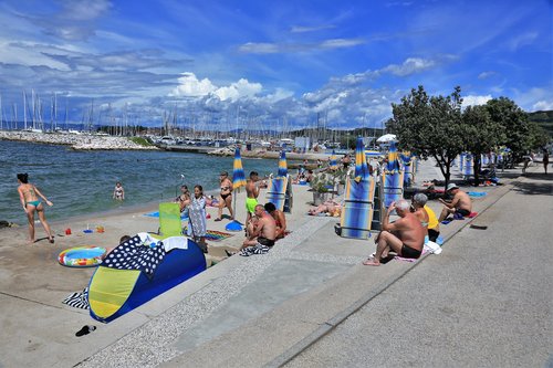 Upokojenci, letni regres, dopust, Izola, morje, plaža, poletje