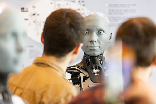 Ameca, humanoidni robot, umetna inteligenca