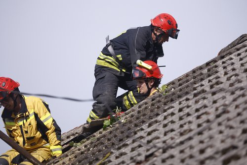 gasilci, pokrivanje strehe