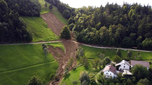 Zemeljski plaz ob kmetiji na pobočju Osolnika.