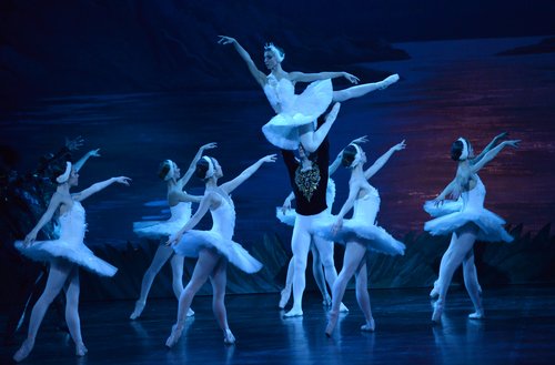 Prizor iz predstave Labodje jezero v izvedbi baletnega ansambla SNG Maribor.