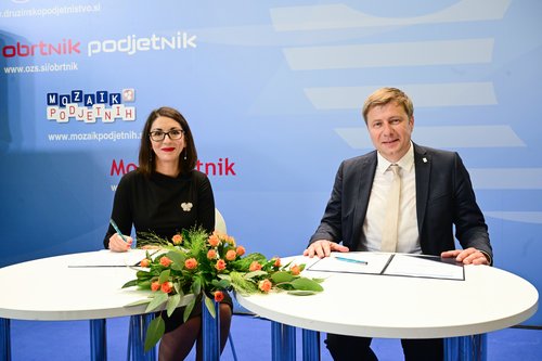 Obrtno-podjetniška zbornica Slovenije je odprla 222 Digi info točk po državi .