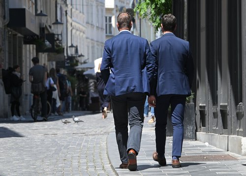 prebivalci,slovenci,poslovnež,podjetnik,ljubljana,Moški,obleka,ulica,poletje,vročina