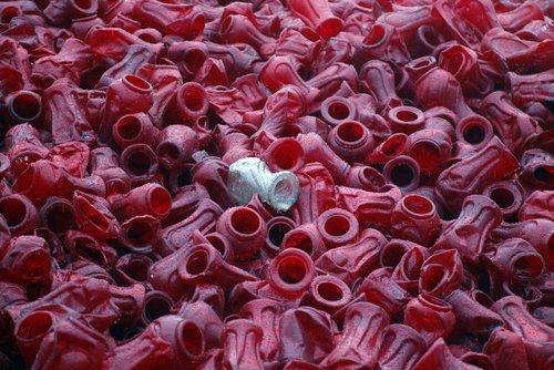 Delavci v podjetju Plastkom razstavljajo navadne in elektronske nagrobne sveče