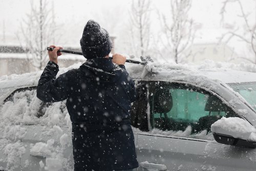 sneg, avto, čiščenje snega