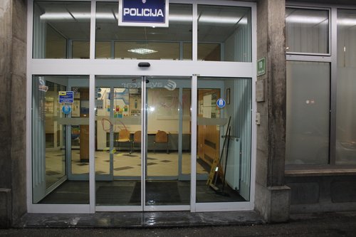 grafit, policija, policijska postaja, protest, Rog