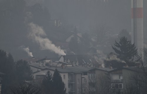 Dimniki dim stavbe naselja PM 10 delci onesnaenost