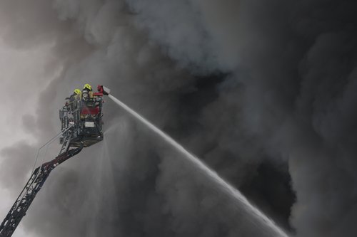 požar, škofja loka, gasilci, dim