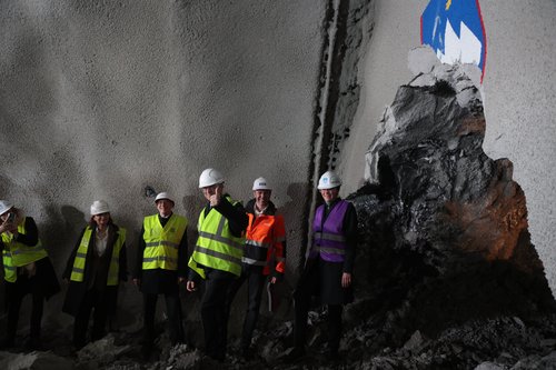 PREBOJ VZHODNE CEVI AVTOCESTNEGA PREDORA KARAVANKE, predor karavanke, grb