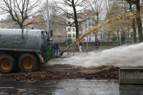 protest kmetov, bruselj, gnojnica