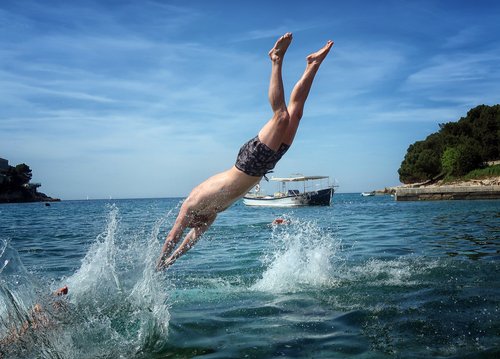 Toplo morje, Pula, Hrvaška, skok v morje