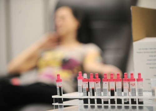 kri, krvodajalska akcija, hemofilija, epruvete, ženska, krvodajalka