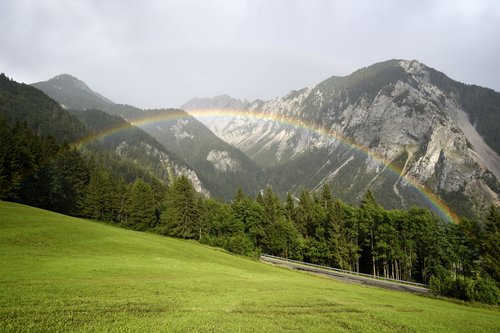 Sonce, gore, mavrica