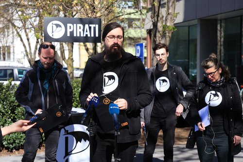 Pirati zbirajo podpise