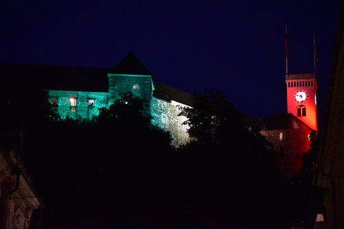 Ljubljanski grad v barvah Palestinske zastave