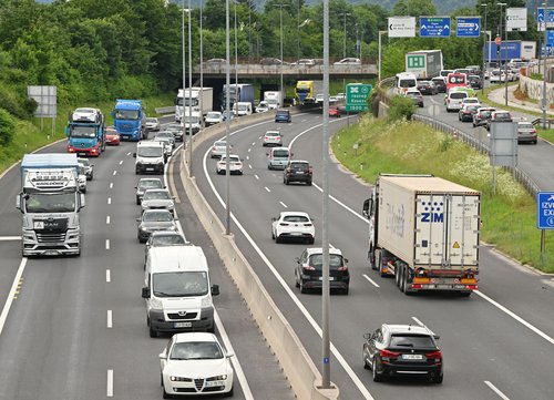 Gneča obvoznica promet tovornjaki osebna vozila