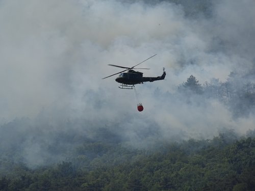 požar na krasu 2024, gašenje požara, helikopter iz zraka