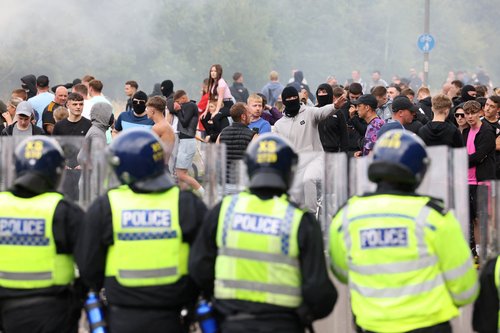 združeno kraljestvo, izgredi, protimigracijski protesti