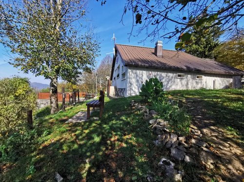 Koča Mladika na Pečni rebri