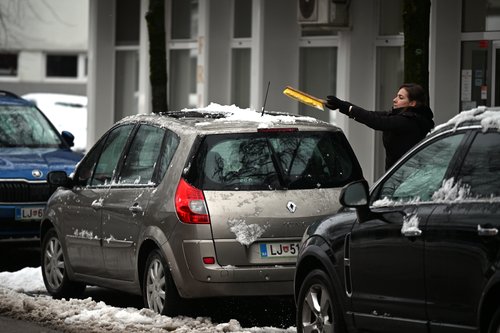 Sneg, sneženje, kidanje, avto